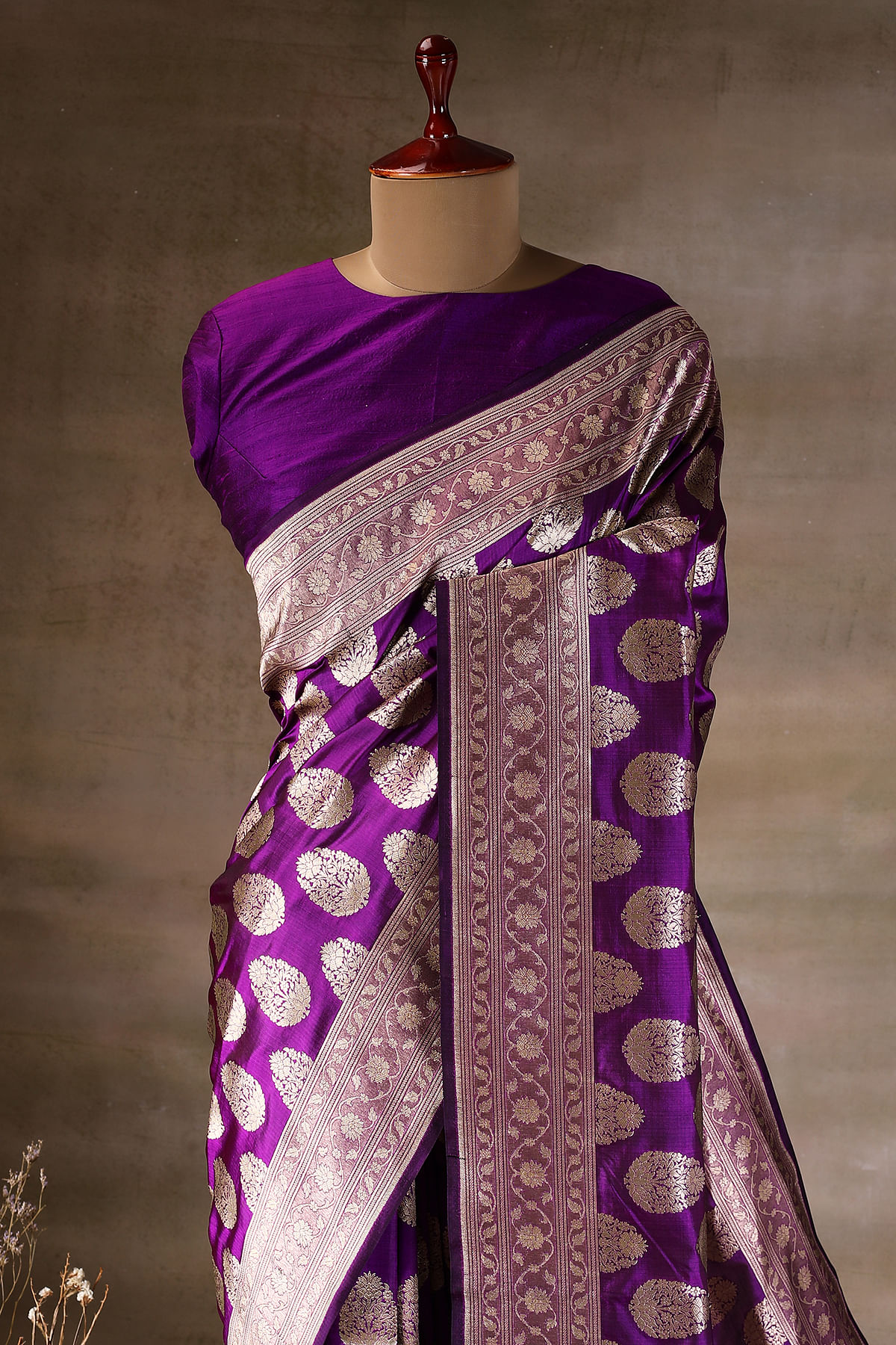 Banarasi Tussar Silk selling Weaving Saree in Lilac Purple with Beautiful Copper Zari Butta All Over.